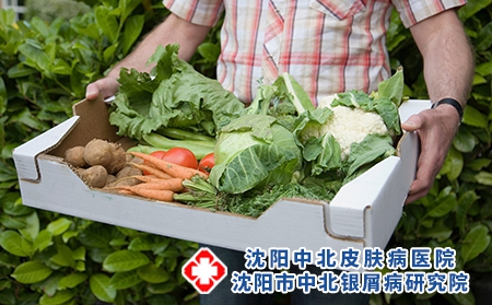 摄图网_501517373_手拿新鲜蔬菜盒（企业商用）