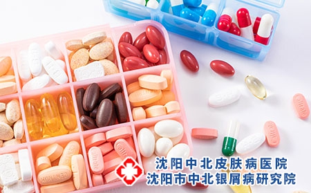 摄图网_501586682_药丸和药盒（企业商用）
