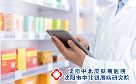 摄图网_501652677_药剂师使用平板电脑（企业商用）